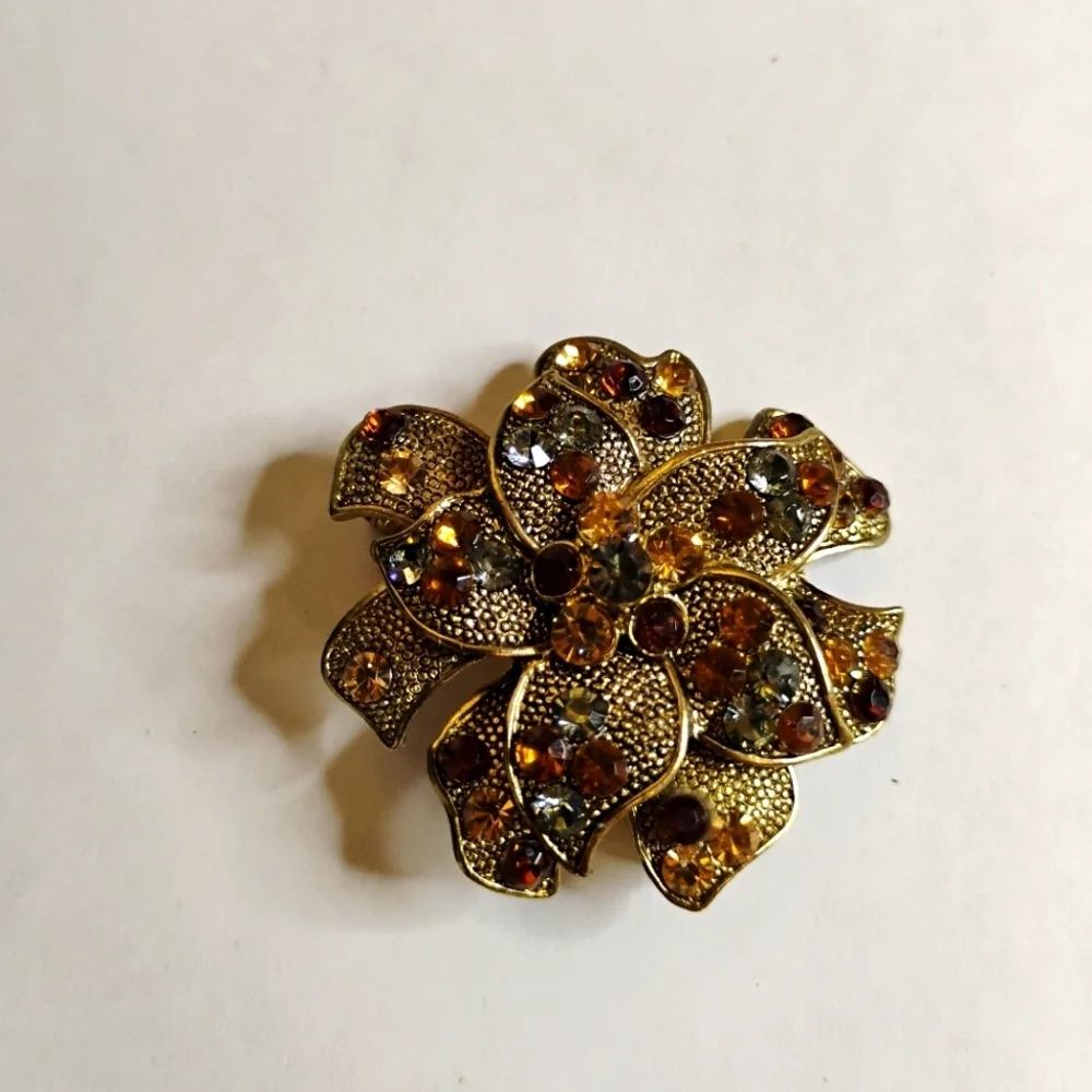 Vintage Signed Liz Claiborne Gold Tone Rhinestone Signed Flower Brooch‎